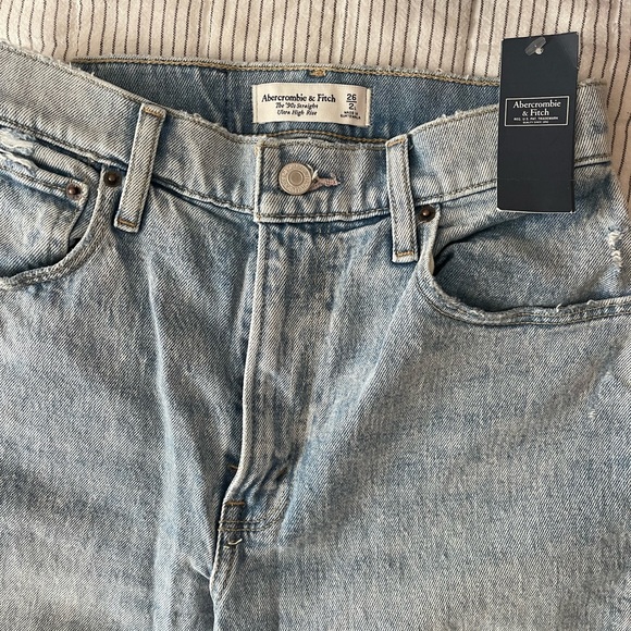 Abercrombie & Fitch Curve Love Ultra High Rise 90s Straight Jean light wash - Picture 2 of 4